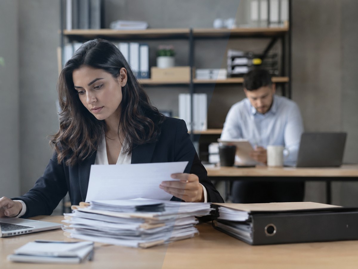 Échange calme autour de documents administratifs